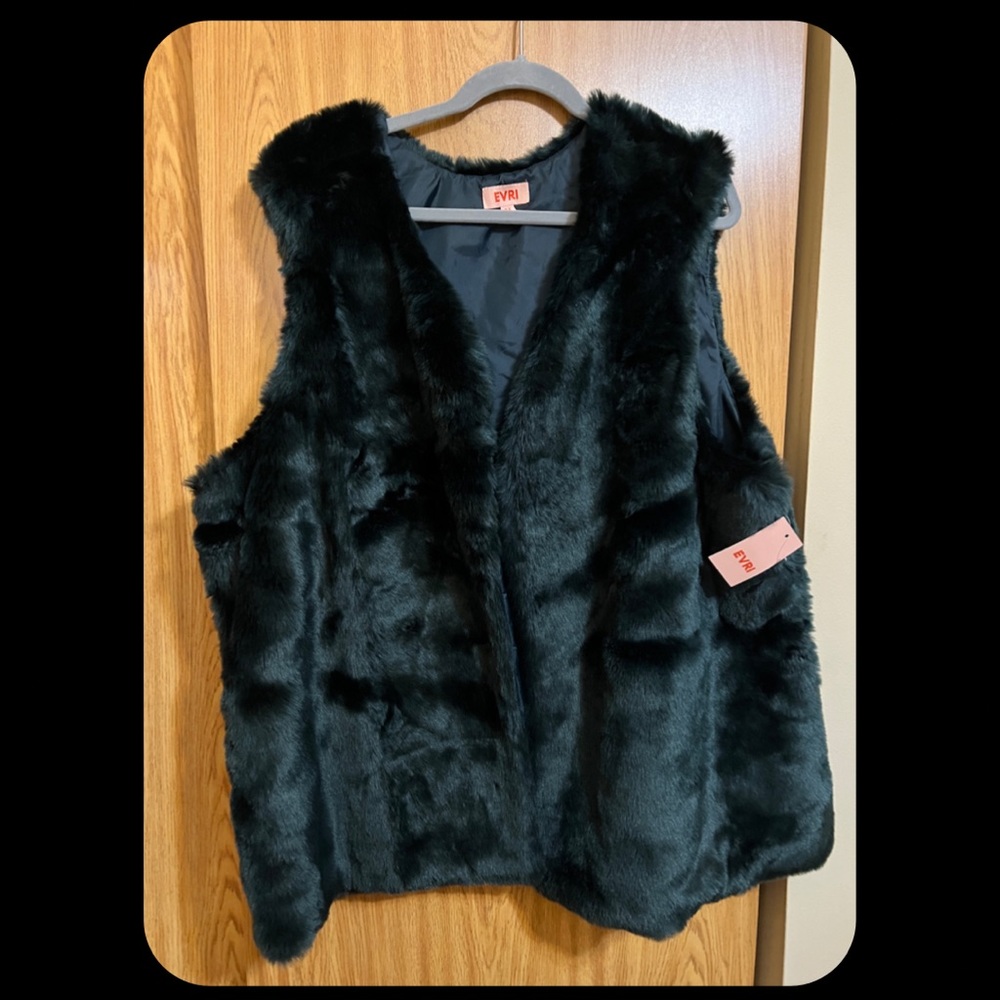 NWT EVRI faux-fur vest. 3X